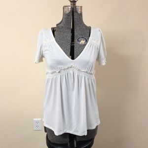 💰5/$25💰Medium BCBG White Ruffle V Neck Top